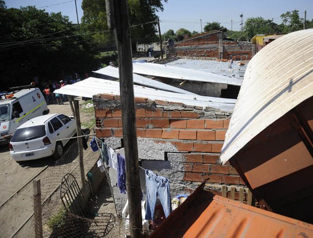 Descarriló un tren en Rosario y cayó sobre un conjunto de precarias casas