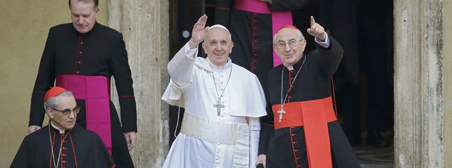 Bergoglio sale de la basílica de Santa Maria Maggiore junto a los cardenales Santos Abril de España y al italiano Agostino Vallini. (Foto: AP)