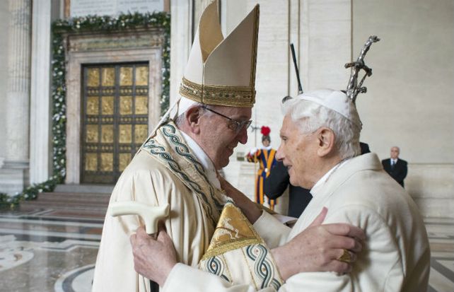 El Papa Francisco saluda a su antecesor