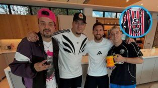 Lionel Messi posa junto a Pinky (Juan Manuel Grossi), Damián Damo Martínez y DJ Pipo (Gonzalo Leonardo) en su casa en Rosario en vísperas a la Navidad.