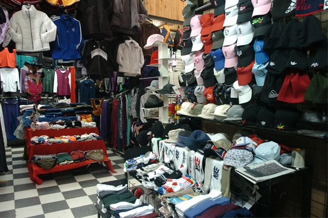 Subieron las ventas navideñas, pero los comerciantes se quejan de la ilegalidad