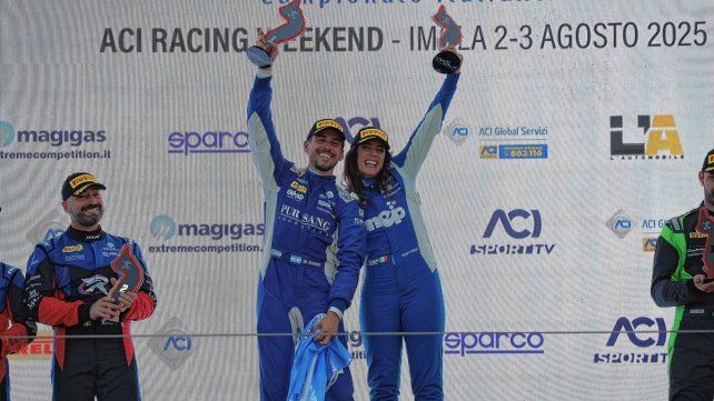 El piloto argentino junto a Vittoria Piria se subieron a lo más alto del podio en Italia.
