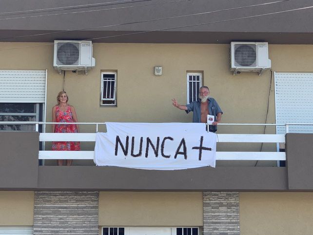 Vecinos salieron a los balcones para decir Nunca más. (Foto: Celina Mutti Lovera)