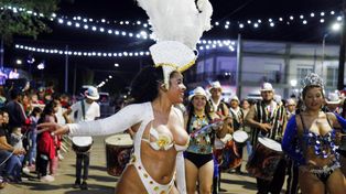 Música, baile y sonrisas. Las comparsas animaron y le dieron color a la noche del Carnaval de Timbúes.
