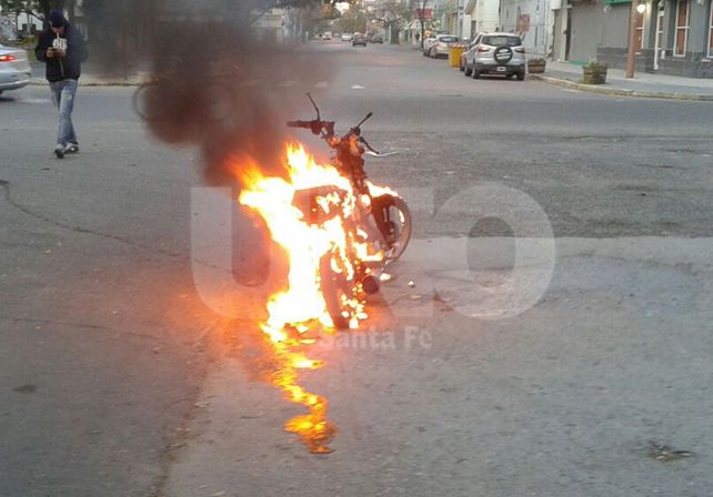 Una moto se prendió fuego por un desperfecto mecánico