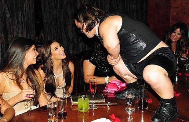 Se descontroló en su despedida de soltera y quedó embarazada por el enano stripper