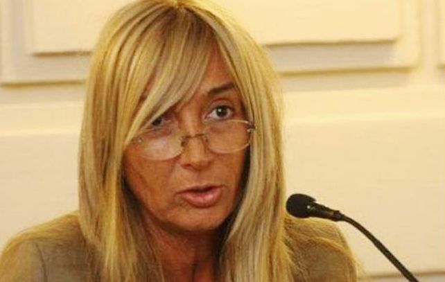 Los delincuentes rompieron la ventanilla y agarraron la cartera que la diputada había puesto en el piso del auto.
