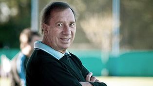 Carlos Bilardo, de 84 años, padece el síndrome Hakim-Adams, una enfermedad neurodegenerativa por la que debe estar con cuidados constantes.