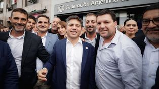 El perecino Pablo Corsalini (izq.), uno de los intendentes santafesinos que se reunió con el gobernador bonaerense, Axel Kicillof.&nbsp;