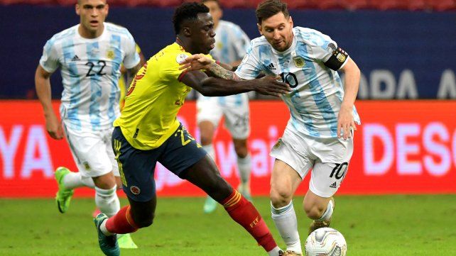 Leo sufrió una marca violenta durante todo el partido. Foto Telam.