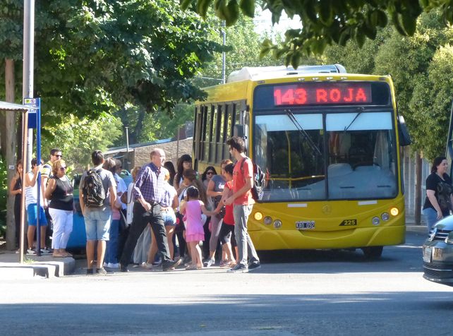 El ataque se produjo contra un ómnibus de la línea 143.