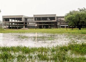 Vecinos apuntan que una obra estatal dificulta el escurrimiento
