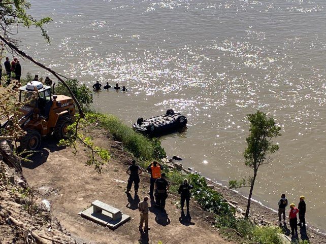 Costanera de San Lorenzo. El vehículo fue rescatado con la ayuda de un retroexcavadora. Su conductor no estaba adentro.