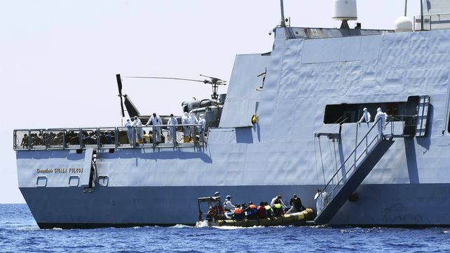Buque de la marina italiana rescata a migrantes en el mar mediterraneo.