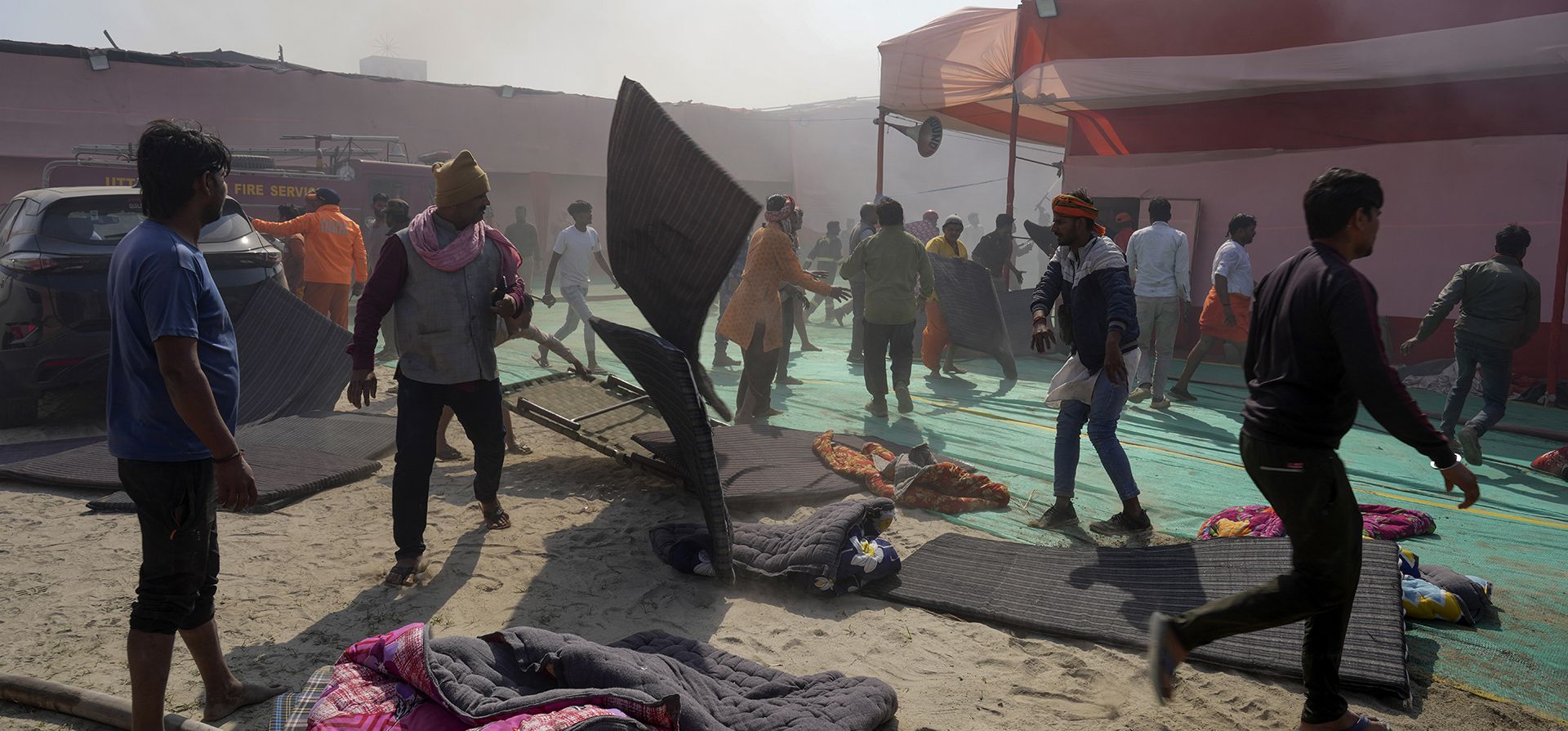 Voluntarios rescatan colchones de tiendas de campaña luego de que se desatara un incendio en las tiendas donde se alojan devotos y hombres santos durante el festival Maha Kumbh en curso en la sagrada confluencia de los ríos Ganges, Yamuna y el mítico Saraswati en Prayagraj, en el estado indio de Uttar Pradesh, el viernes 7 de febrero de 2025. (Foto AP/Rajesh Kumar Singh) Voluntarios rescatan colchones de tiendas de campaña luego de que se desatara un incendio en las tiendas donde se alojan devotos y hombres santos durante el festival Maha Kumbh en curso en la sagrada confluencia de los ríos Ganges, Yamuna y el mítico Saraswati en Prayagraj, en el estado indio de Uttar Pradesh, el viernes 7 de febrero de 2025. (Foto AP/Rajesh Kumar Singh)