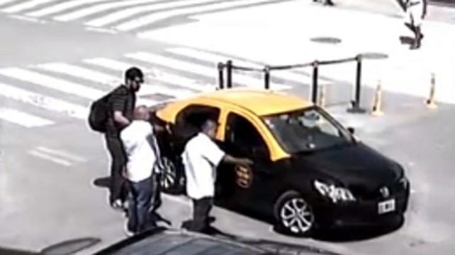 Banda. Los integrantes apretaban a los taxistas para dejarlos entrar.