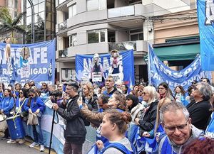 Amsafé se movilizó a la Legislatura con 20.000 firmas y exigió la derogación de la reforma previsional