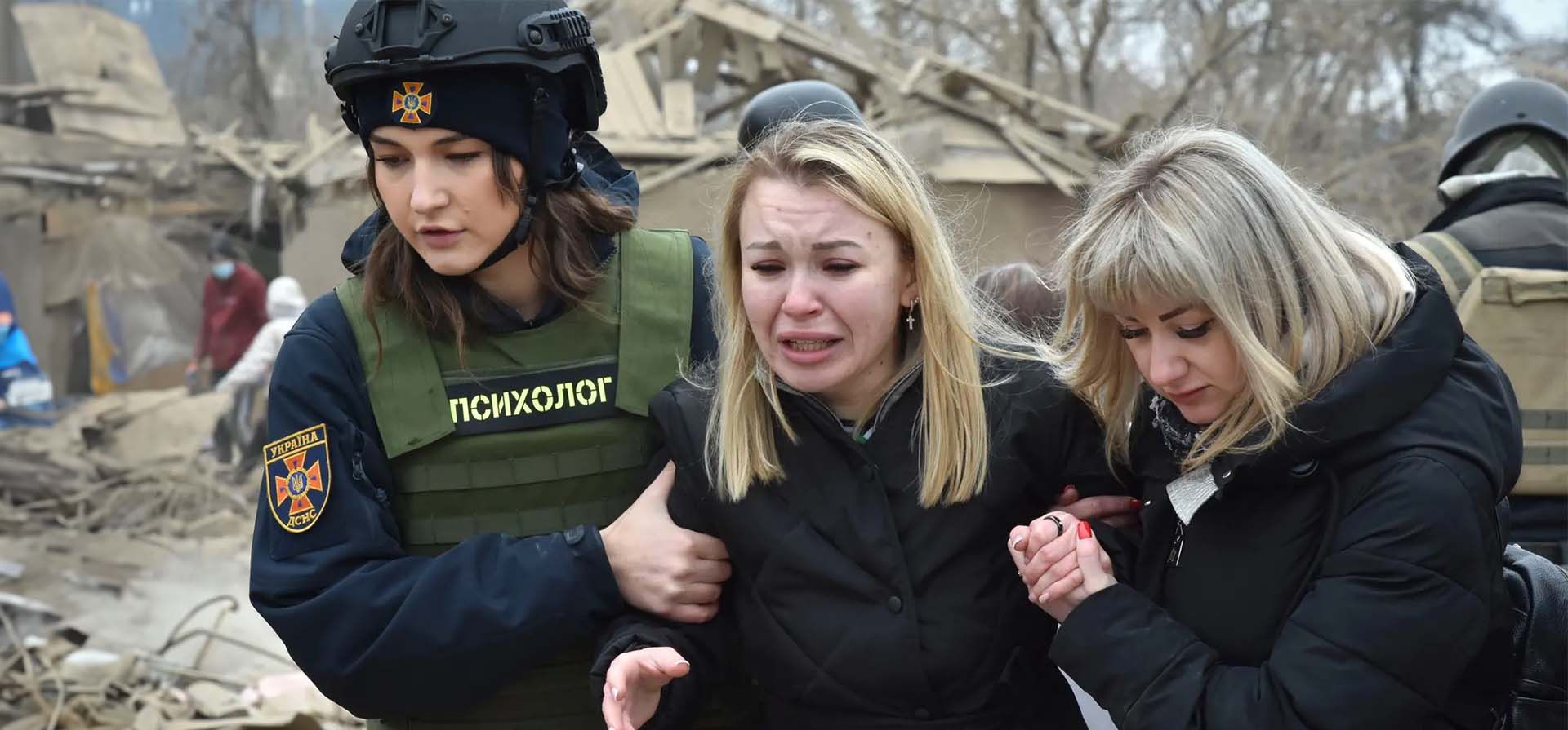 Un psicólogo del servicio de emergencias consuela a una mujer en el lugar de un ataque aéreo ruso, Zaporiyia, Ucrania. Fotografía: Andriy Andriyenko/AP Un psicólogo del servicio de emergencias consuela a una mujer en el lugar de un ataque aéreo ruso, Zaporiyia, Ucrania. Fotografía: Andriy Andriyenko/AP