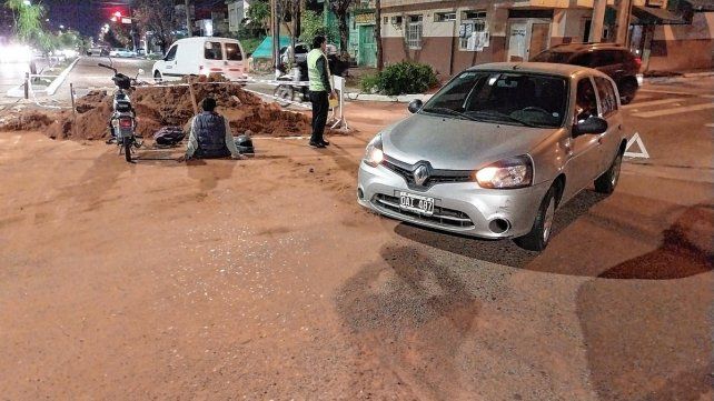 Un Renault Clio colisionó contra una moto en la esquina de Avenida San Lorenzo y La Rioja.
