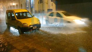 Pronóstico cumplido: llegó la tormenta con fuerte lluvia y viento a la ciudad