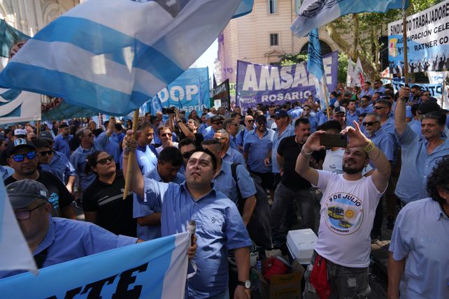 Movimiento obrero. La renovada CGT Rosario debutó con un acto breve pero intenso en la Plaza 25 de Mayo. Fuerte presencia de sindicatos.