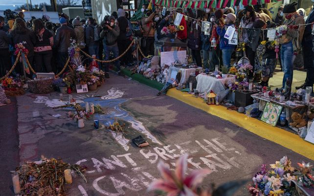 Manifestantes se reúnen alrededor de la acera donde George Floyd fue asesinado afuera de Cup Foods para celebrar la condena del ex oficial de policía de Minneapolis Derek Chauvin.
