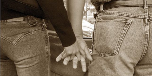 Ella 30, &eacute;l 18, una carta del Correo Sentimental sobre las parejas desparejas