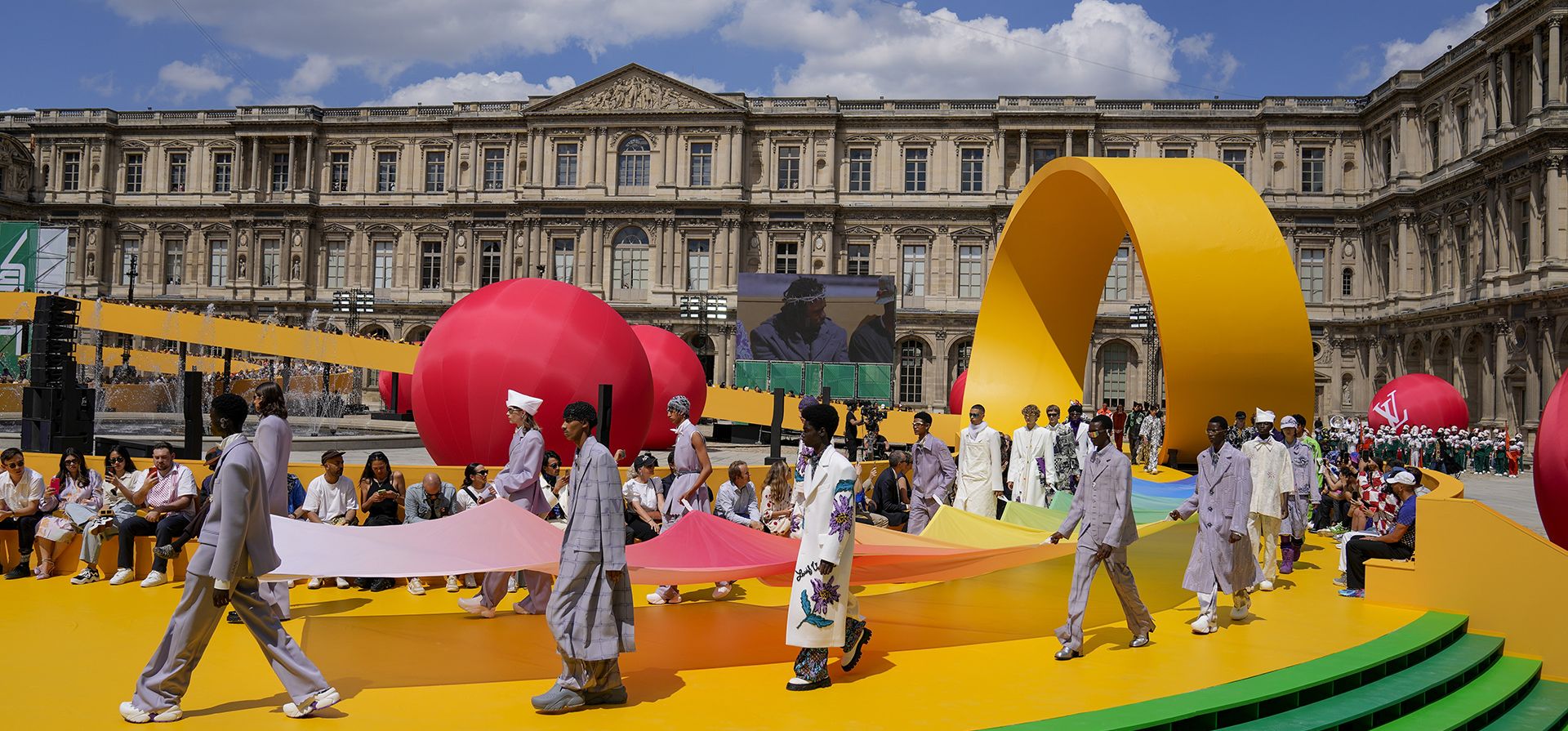 Desfile de modelos que lucen creaciones como parte de la colección masculina Primavera Verano 2023 de Louis Vuitton presentada en París, Francia, el jueves 23 de junio de 2022.