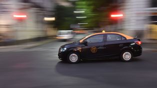 Un pasajero fue asaltado cuando el taxi en el que viajaba paró en el semáforo de España y 9 de Julio.&nbsp;