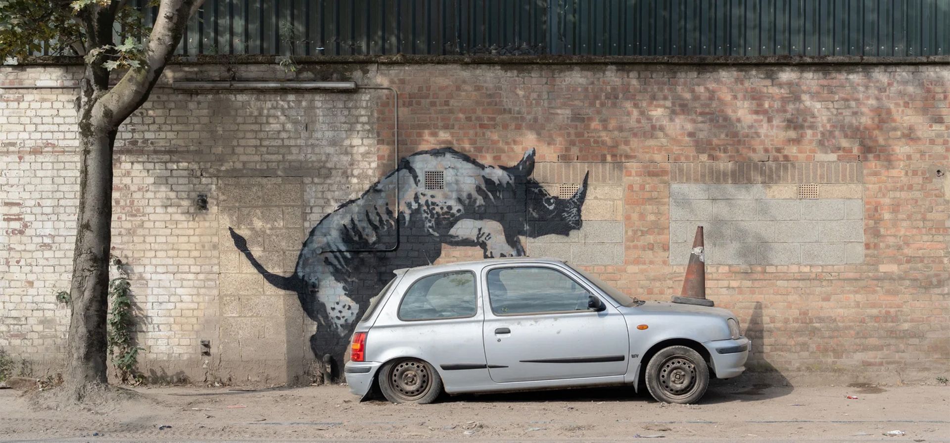 Una obra de arte de Banksy que representa a un rinoceronte trepando encima de un coche ha aparecido en Westmoor Street en Charlton, al sureste de Londres, Londres, Reino Unido. Fotografía: Banksy/PA Una obra de arte de Banksy que representa a un rinoceronte trepando encima de un coche ha aparecido en Westmoor Street en Charlton, al sureste de Londres, Londres, Reino Unido. Fotografía: Banksy/PA