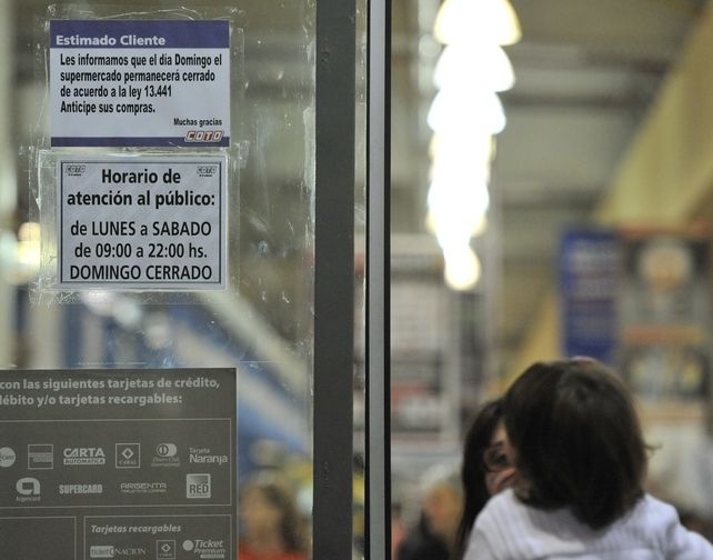 Nuevos horarios. Los supermercados empiezan a allanarse a lo que dicta le ley y cierran los domingos.