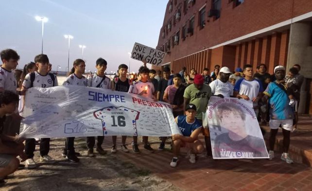 Compañeros del club charrúa, familiares y amigos reclaman el esclarecimiento de la muerte de Giovani Mvogo. Compañeros del club charrúa, familiares y amigos reclaman el esclarecimiento de la muerte de Giovani Mvogo.