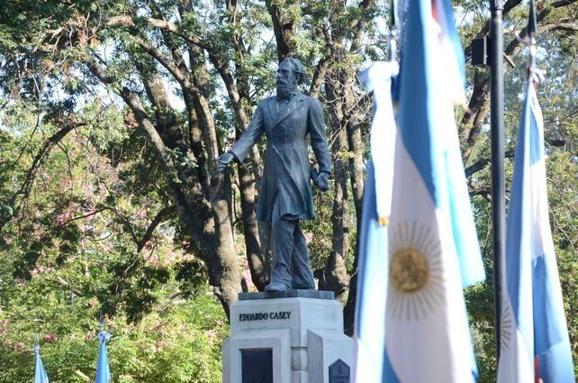 Previo al acto central las autoridades colocarán una ofrenda floral en el monumento al fundador, Eduardo Casey, ubicado en la plaza San Martín.