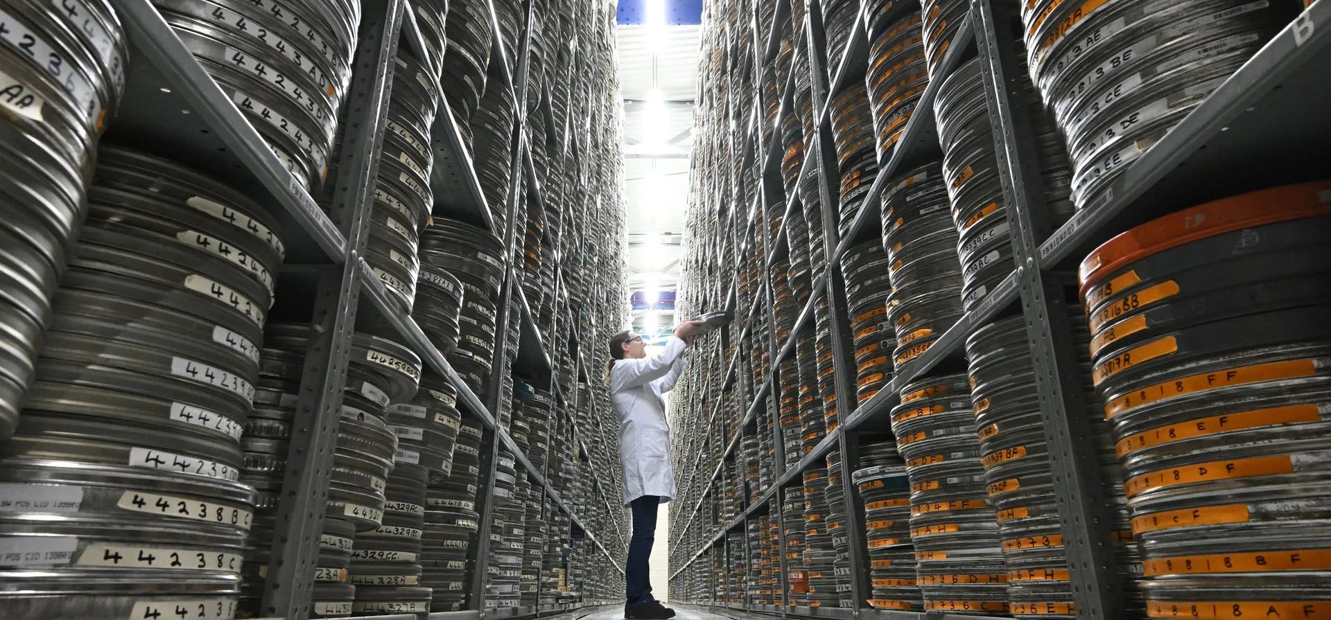 Kirsty Shanks, especialista en conservación de películas del Instituto Británico de Cine, busca latas de película en los archivos de almacenamiento antes de la proyección de una serie de películas mudas restauradas de un siglo de antigüedad sobre Sherlock Holmes, Berkhamsted, Reino Unido. Fotografía: Justin Tallis/AFP/Getty Kirsty Shanks, especialista en conservación de películas del Instituto Británico de Cine, busca latas de película en los archivos de almacenamiento antes de la proyección de una serie de películas mudas restauradas de un siglo de antigüedad sobre Sherlock Holmes, Berkhamsted, Reino Unido. Fotografía: Justin Tallis/AFP/Getty