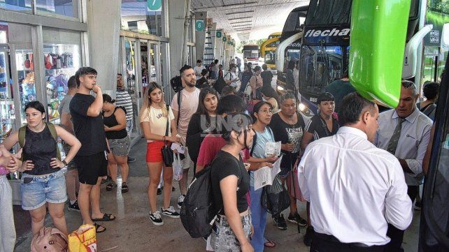 Fuerte movimiento de pasajeros y ventas agotadas para Año Nuevo en la Terminal de Ómnibus de Santa Fe