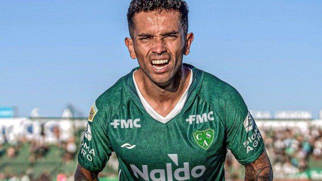 Con dos penales anotados por Carabajal, Sarmiento frustró a Riestra