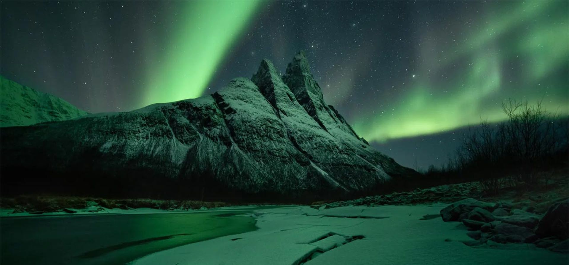 El norte de Noruega alberga algunas de las vistas más hermosas y espectaculares que puede encontrar en el norte de Europa. Algunas noches, se predicen auroras de fuerte intensidad, lo que conduce a pantallas increíbles y brillantes que se extienden por el cielo. Las bajas temperaturas forman hielo junto a la orilla del río y estas estructuras ayudan a dirigir la vista en la dirección correcta