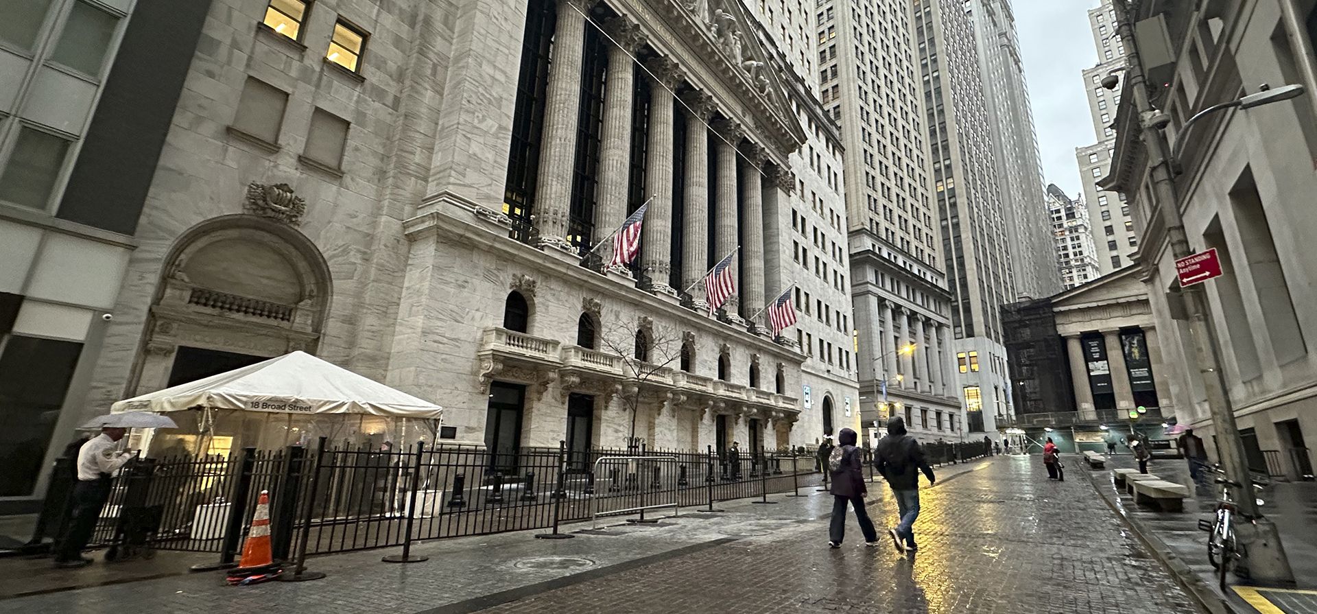 La gente pasa por delante de la Bolsa de Valores de Nueva York el martes 26 de noviembre de 2024. (Foto AP/Peter Morgan) La gente pasa por delante de la Bolsa de Valores de Nueva York el martes 26 de noviembre de 2024. (Foto AP/Peter Morgan)