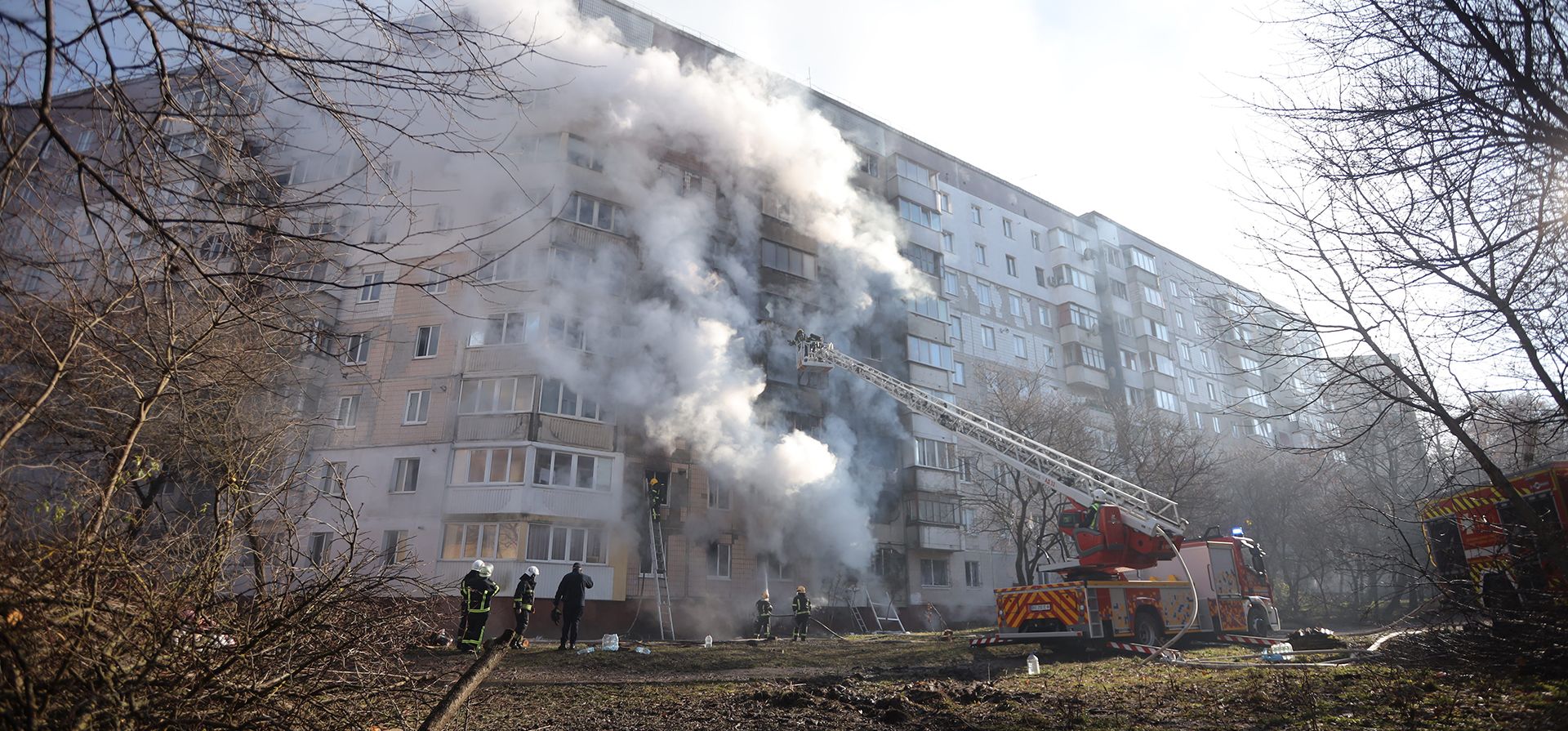 Equipos de rescate extinguieron un incendio en un edificio residencial que resultó gravemente dañado por un ataque ruso en Ternópil, Ucrania, el miércoles 19 de noviembre de 2025. (Foto AP/Rostyslav Kovalchuk) Equipos de rescate extinguieron un incendio en un edificio residencial que resultó gravemente dañado por un ataque ruso en Ternópil, Ucrania, el miércoles 19 de noviembre de 2025. (Foto AP/Rostyslav Kovalchuk)