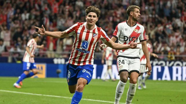 Julián Álvarez la rompió con un triplete en el triunfo de Atlético de Madrid ante Rayo