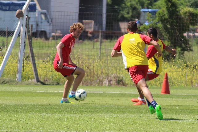 El trabajo con pelota en espacios reducidos fue una de las principales actividades que se realizó ayer en un día espléndido.&nbsp;
