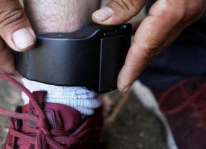 Proponen el uso de tobilleras electrónicas para casos de violencia de género e intrafamiliar en Santa Fe