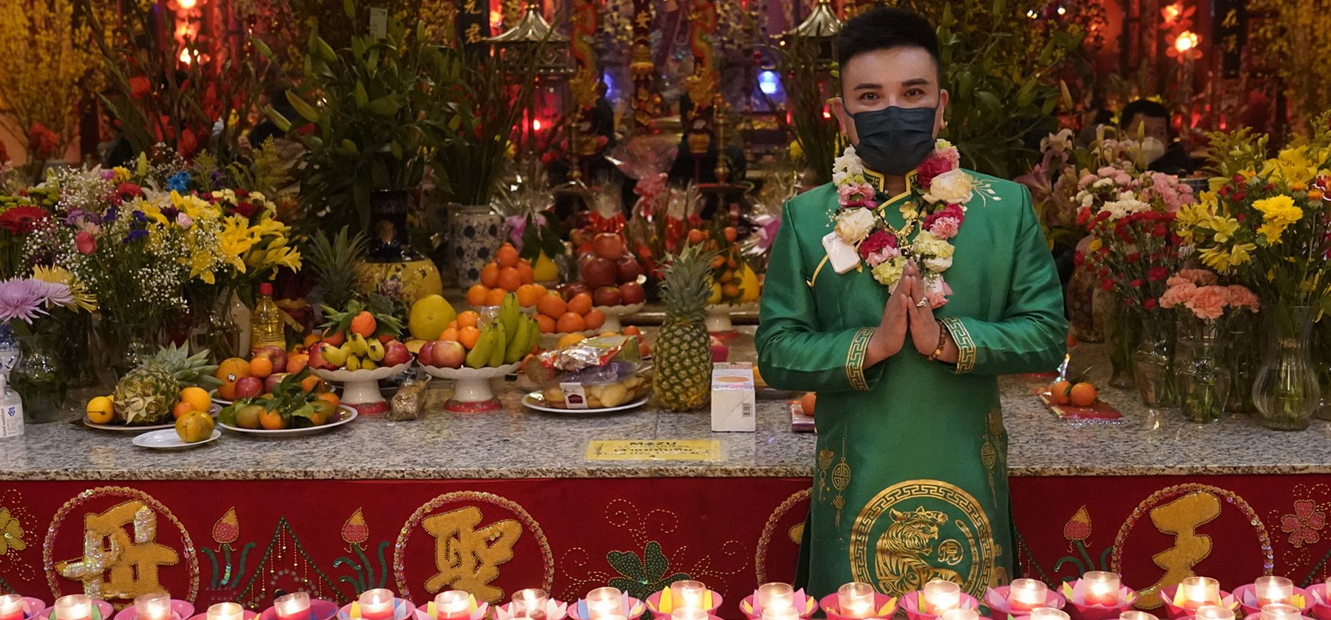 Kevin Nguyen de Vietnam posa para una foto familiar durante las celebraciones del Año Nuevo Lunar en el Templo Thien Hau en el barrio chino de Los Ángeles. La celebración marca el Año del Tigre en el zodíaco chino calendario.