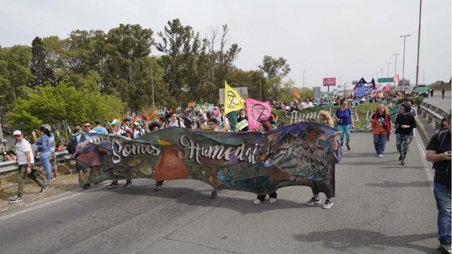 Militantes ecologistas portando una gran bandera encabezaban la marcha hacia la parte central del puente.