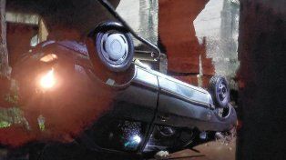 El auto en el que iban dos jóvenes terminó debajo de un puente en Chajarí.