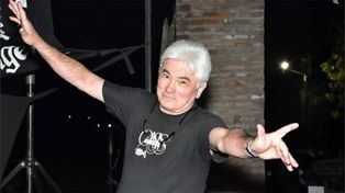 Reynaldo Chino Zambrano le puso voz a la banda rosarina Oasis. Falleció el jueves a la noche a los 71 años.