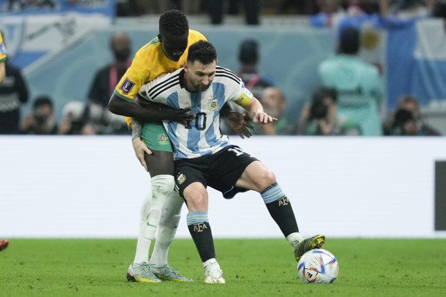 Messi aguanta la rigurosa marca australiana. El capitán supo aguantar la pelota