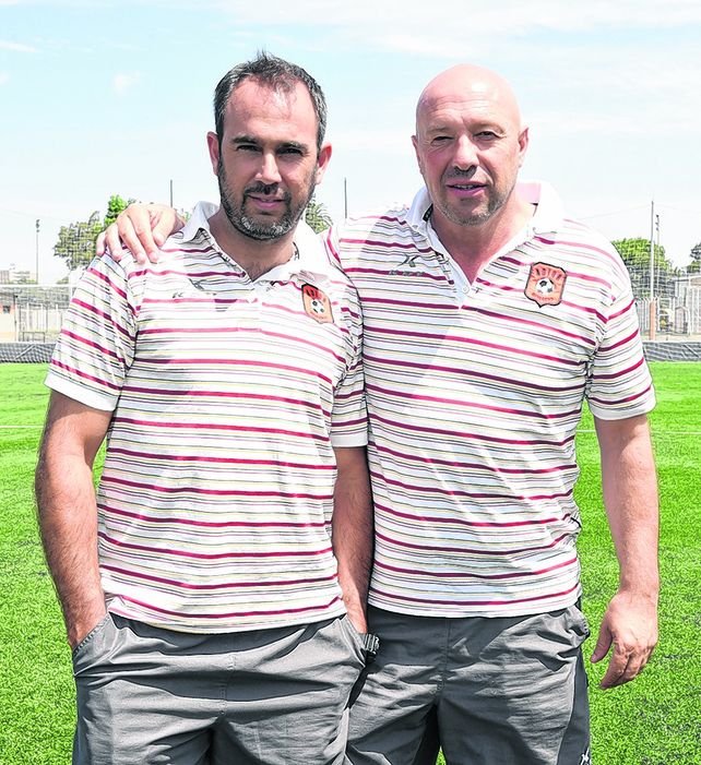 Abrazados a una ilusión. Ariel García y Fabián Soldini son las cabezas visibles del club del viaducto.