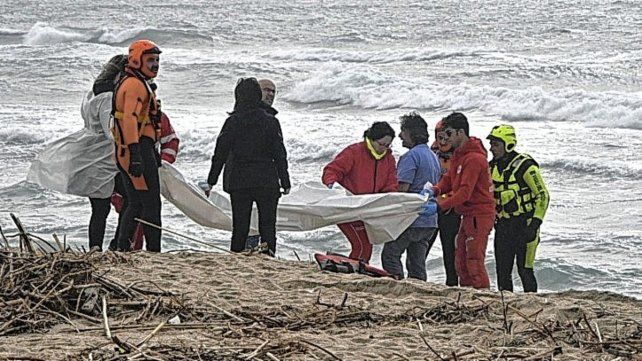 Mueren casi 60 migrantes en un naufragio frente a Grecia