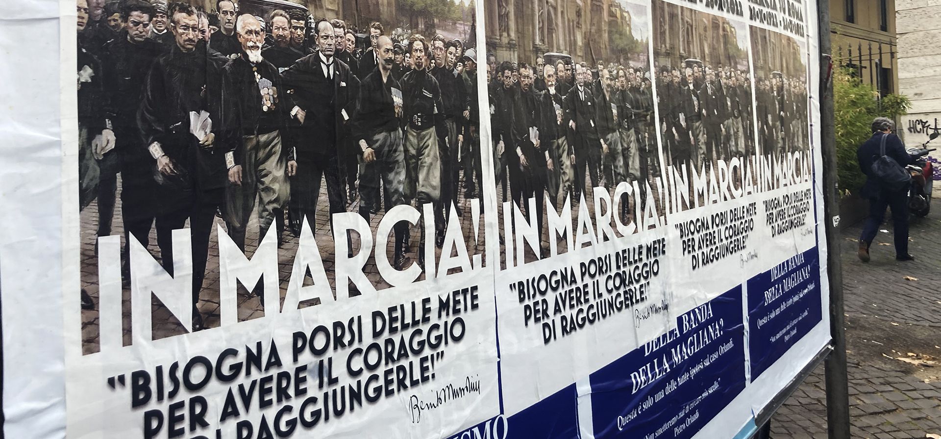 Carteles que conmemoran el centenario de la Marcha sobre Roma con una imagen del dictador fascista italiano Benito Mussolini que dice: "¡Marchando!" con una cita de Mussolini "tienes que fijarte metas para tener el coraje de alcanzarlas" se publican en el espacio público de Roma, el jueves 27 de octubre de 2022.